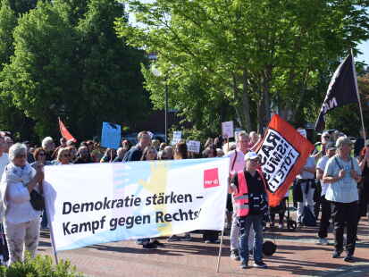 Die Teilnehmer waren aus Friesland, Wilhelmshaven und Ostfriesland nach Schortens gekommen, um unter dem Motto „Zusammen gegen Rechts“ zu demonstrieren.