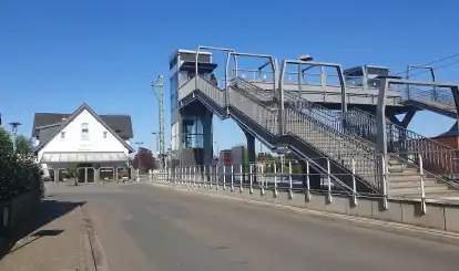 Der Bahnhof in Augustfehn mit der Treppen- und Fahrstuhlanlage, die &uuml;ber die Gleise f&uuml;hrt: K&ouml;nnen hier k&uuml;nftig nur  Menschen einsteigen, die ihre Bahnkarten online kaufen? Bislang gibt es noch einen Bahnkartenverkauf im &ouml;rtlichen TUI-Reisecenter. Doch ob er bestehen bleibt?