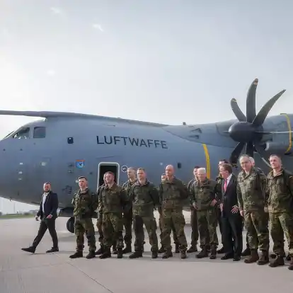 Bundesverteidigungsminister Boris Pistorius (M) verabschiedet Anfang April das Vorkommando der Brigade Litauen auf dem militärischen Teil des Flughafens Berlin-Brandenburg.