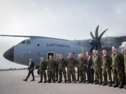 Bundesverteidigungsminister Boris Pistorius (M) verabschiedet Anfang April das Vorkommando der Brigade Litauen auf dem militärischen Teil des Flughafens Berlin-Brandenburg.