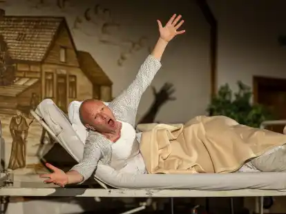 Bedr&uuml;ckend und zugleich ber&uuml;hrend: Achim Conrad spielte die gebrechliche Mutter und ihren Sohn mit gro&szlig;er Intensit&auml;t.