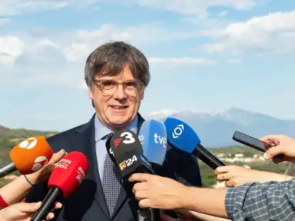 Carles Puigdemont gibt in Laroque-des-Albères in Südfrankreich vor Pressevertretern eine Erklärung ab.