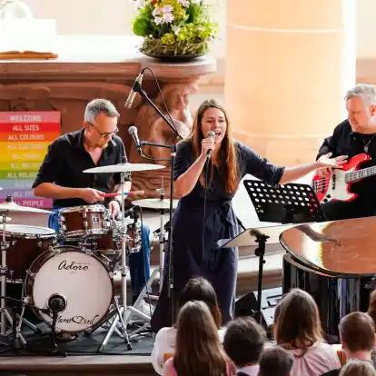 Sängerin Tine Wiechmann covert Taylor-Swift-Songs in der Kirche.