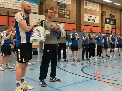 W&uuml;rdig verabschiedet: Keno L&uuml;cken (von links) und Bo Denker feierten in ihrem letzten Spiel mit der TSG den Aufstieg in die Oberliga.