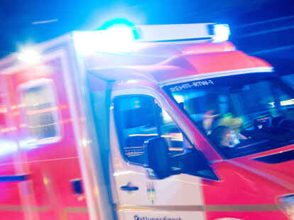 Ein schwerer Unfall mit sechs Verletzten hat sich am Samstagabend in Schierbrok ereignet (Symbolbild).