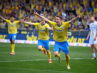 Braunschweigs Thorir Johann Helgason (2.v.r) jubelt nach seinem Tor zum 1:0.