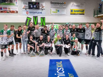 Aufstiegsjubel nach dem Heimsieg: Die Handballer des TV Neerstedt feiern ihre Rückkehr in die Oberliga.