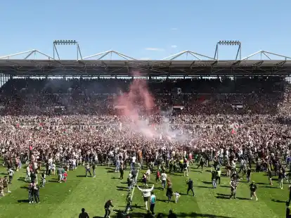 Die Fans vom FC St. Pauli stürmten nach dem Abpfiff den Platz.