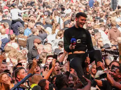 Aufstiegstrainer Fabian H&uuml;rzeler wurde von den St.Pauli-Fans gefeiert.