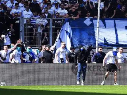 Duisburger Fans st&uuml;rmten kurz vor Spielende das Spielfeld.