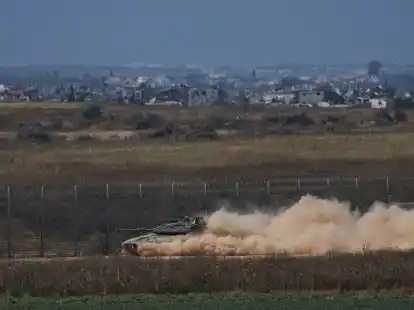 Ein israelischer Panzer bewegt sich in der Nähe der Grenze zwischen Israel und Gaza.