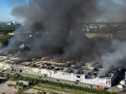 Das Einkaufszentrum in Polens Hauptstadt ist nahezu komplett niedergebrannt.