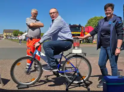 Das Smoothie-Rad am Stand des TuS Schwei probierte auch B&uuml;rgermeister Harald Stindt einmal aus. Bild: Kerstin Seeland