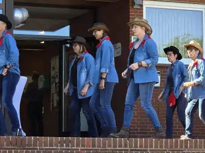 Die Line Dancer aus Rodenkirchen hatten beim B&uuml;rgerfest ihren ersten Auftritt. Bild: Kerstin Seeland