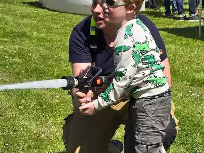 Bei den Wasserspielen der Feuerwehr konnten Kinder ihre Geschicklichkeit unter Beweis stellen. Bild: Kerstin Seeland