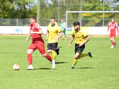 Germania Wiesmoor (in Rot) und der TuS Middels (Gelb) lieferten sich ein intensives Bezirksliga-Duell.