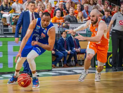 Chris-Ebou Ndow (links) vom MBC Wei&szlig;enfels versucht, an Vechtas Tommy Kuhse vorbeizuziehen.