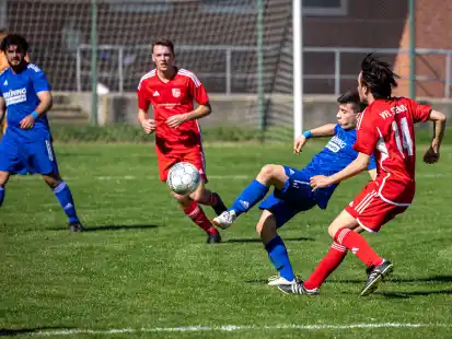 Chancenlos war der Ahlhorner SV (blaue Trikots) im Heimspiel gegen Stenum II.