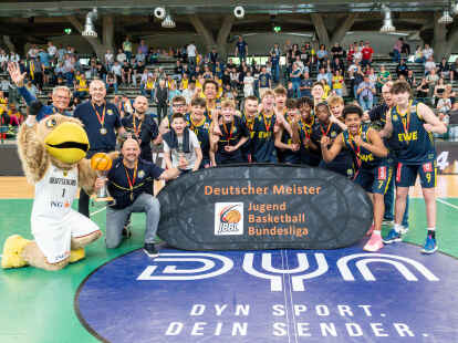 Deutscher U-16-Meister wurde das JBBL-Team der Baskets Juniors Oldenburg von Coach Dejan Stojanovski (mit Pokal).