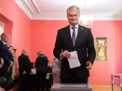Der litauische Präsidentschaftskandidat Gitanas Nauseda gibt seine Stimme in einem Wahllokal in Vilnius ab.