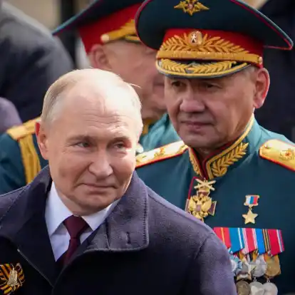 Putin (l) hat gesprochen: Schoigu soll nicht mehr länger Verteidigungsminister sein.