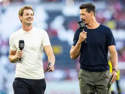 Moderator Alex Schl&uuml;ter (l) h&ouml;rt bei DAZN auf.