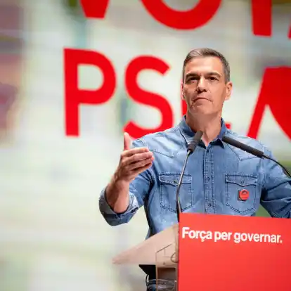 Der Wahlausgang wurde vor allem als großer Triumph der linken Zentralregierung von Ministerpräsident Pedro Sánchez bewertet.