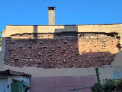 Die Dimension der herausgebrochenen Fassade wird beim Blick auf die Hauswand deutlich.