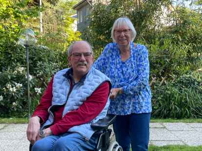 Monika und Claus Janssen haben den Rollstuhl bislang immer mal ein paar hundert Meter entfernt abgestellt, um das Laufen zu üben. Doch plötzlich war der abgestellte Rollstuhl einfach weg.