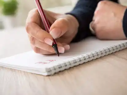 So geht effektives Arbeiten mit To-do-Listen: Aufgaben durchstreichen, To-dos einordnen und Fokusarbeitszeiten einplanen.