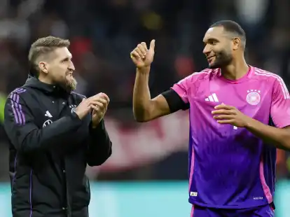 Verteidiger Jonathan Tah (r) kann nach seiner Nominierung mit einer EM-Teilnahme planen.