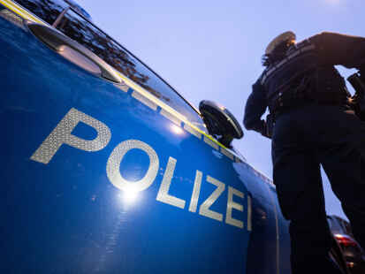 Polizeieinsatz in Oldenburg und Rastede: Ein 18-Jähriger flüchtet mit seinem Motorrad am Sonntagabend vor den Beamten, die die Verfolgung aufnehmen.