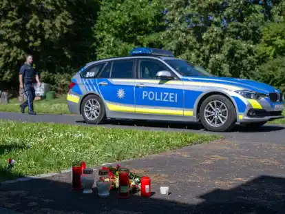 Kerzen und Blumen erinnern im September 2023 vor dem Schulzentrum in Lohr am Main an den Vorfall.