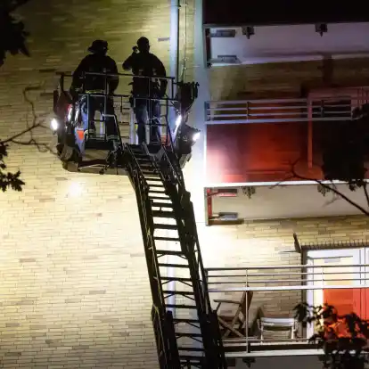 Einsatzkräfte auf einer Drehleiter an einem Hochhaus im Stadtteil Altona, nachdem ein Mann mit einer Schusswaffe einen Großeinsatz ausgelöst hat.