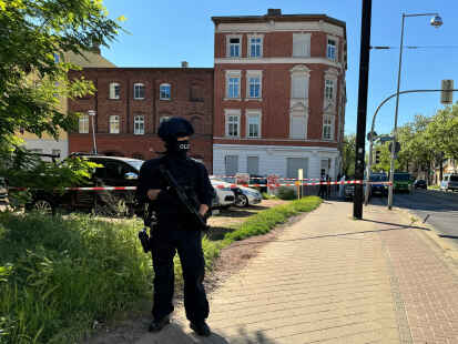 Polizisten sind im Süden der Landeshauptstadt im Einsatz. Es habe eine verletzte Person gegeben, teilte die Polizeiinspektion Magdeburg zunächst mit.