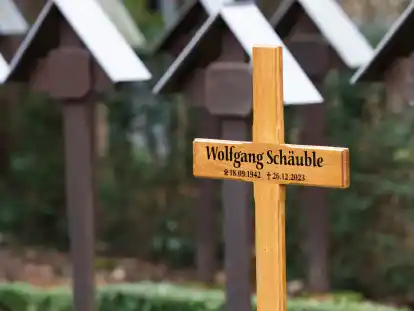 Ein Kreuz kennzeichnet am Rande der Trauerfeier für Wolfgang Schäuble die Grabstätte auf dem Friedhof. Am Grab des Politikers wurde Erde ausgehoben.