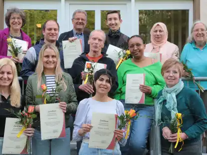Zehn Teilnehmerinnen und Teilnehmer konnten Reinhold Siener (hinten, 3. v.li.), Dr. Monika Stamm (hinten, 6. v. li.) und Britta Hansen-Maschke (vorne, 4. v.li.) mit einer Urkunde auszeichnen. Alle Teilnehmer haben den Kurs zum Integrationslotsen bestanden.