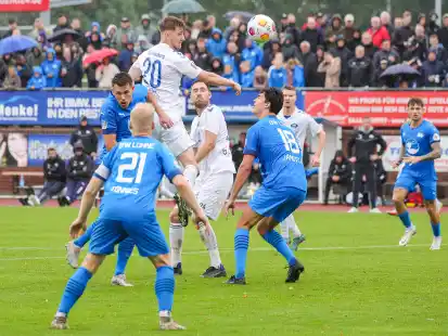 Im vergangenen Oktober warf BW Lohne (blaue Trikots) den VfB Oldenburg durch ein brisantes wie umstrittenes 2:0 nach Elfmeterschießen im Halbfinale aus dem oberen Landespokal.