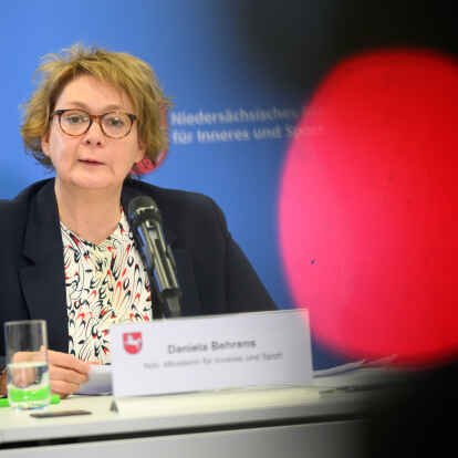 Besorgt über die zunehmende Verrohung der politischen Auseinandersetzung: Niedersachsens Innenministerin Daniela Behrens (SPD) informiert über die Entwicklung der politisch motivierten Kriminalität.