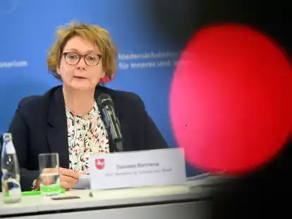 Besorgt &uuml;ber die zunehmende Verrohung der politischen Auseinandersetzung: Niedersachsens Innenministerin Daniela Behrens (SPD) informiert &uuml;ber die Entwicklung der politisch motivierten Kriminalit&auml;t.