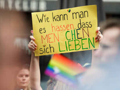 „Wie kann man es hassen, dass Menschen sich lieben?“ stand auf einem Schild beim Christopher-Street-Day 2023 in Köln.