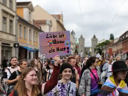 „Liebe ist stärker als Hass“ steht auf einem Schild beim diesjährigen CSD in Potsdam.