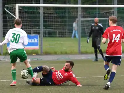 Komplett chancenlos war der STV vor mehr als 250 Zuschauern  im Kreisklassen-Derby gegen den VfL (rote Trikots).