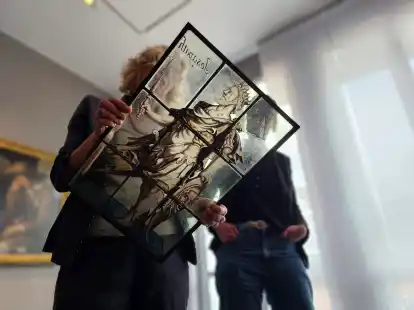 Dr. Annette Kanzenbach wissenschaftliche Mitarbeiterin vom Ostfriesischen Landesmuseum und Dr. Constanze K&ouml;ster von der Museumsf&ouml;rderung der &bdquo;Fielmann Group AG&ldquo; aus Hamburg begutachten eines der restaurierten Fensterbilder.