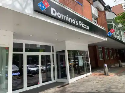 Plant seit zwei Jahren die Er&ouml;ffnung, die einfach nicht stattfinden will: der Pizzalieferdienst Domino&rsquo;s in der Gro&szlig;en Stra&szlig;e. Bild: Elisabeth Ahrends
