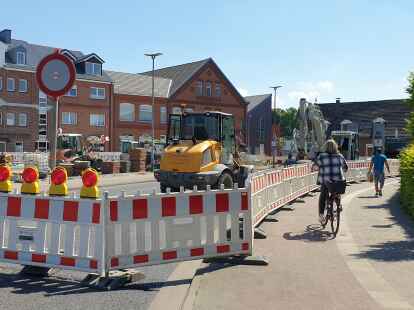 Der Cityring in Cloppenburg ist im Abschnitt Osterstraße/Antoniusplatz zwischen den Abzweigungen Burgstraße und Hinterm Wall wegen Kanal- und Straßenbauarbeiten für drei Monate gesperrt. Am Montag wurde die Straße gesperrt, um die Baustelle einzurichten.