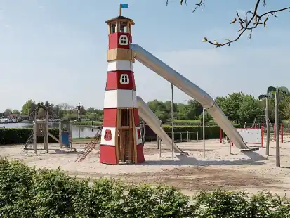 Der neue Leuchtturm auf dem Traumspielpark am Bar&szlig;eler Hafen steht schon. Dieser kann aber noch nicht bespielt werden.