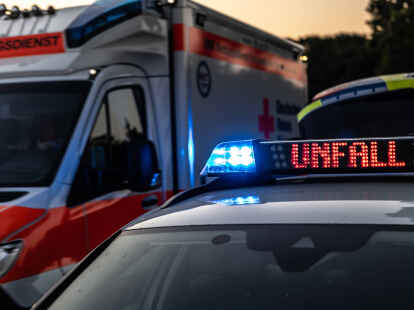 Eine 79-jährige Autofahrerin musste nach einem Unfall in Grüppenbühren schwerverletzt in eine Klinik gebracht werden. (Symbolbild)