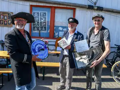 Die Seem&auml;nner Gerald, Iko und Panne (von links) pr&auml;sentierten die neusten Erfindungen. Foto: G&ouml;sta Berwing