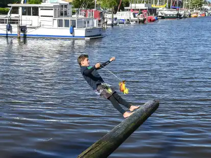 Diesmal gab es einen Halbgewinner beim Spij&ouml;&ouml;k-Fischereispiel: Gustav hatte bei seinem Reinfall den Fisch schon in der Hand.  Foto: G&ouml;sta Berwing